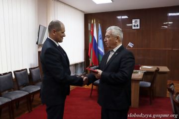 Глава госадминистрации Василий Тищенко вручил орден «Трудовая Слава» тренеру-преподавателю Слободзейской ДЮСШ №1 Владимиру Забзалюку в день его 55-летия