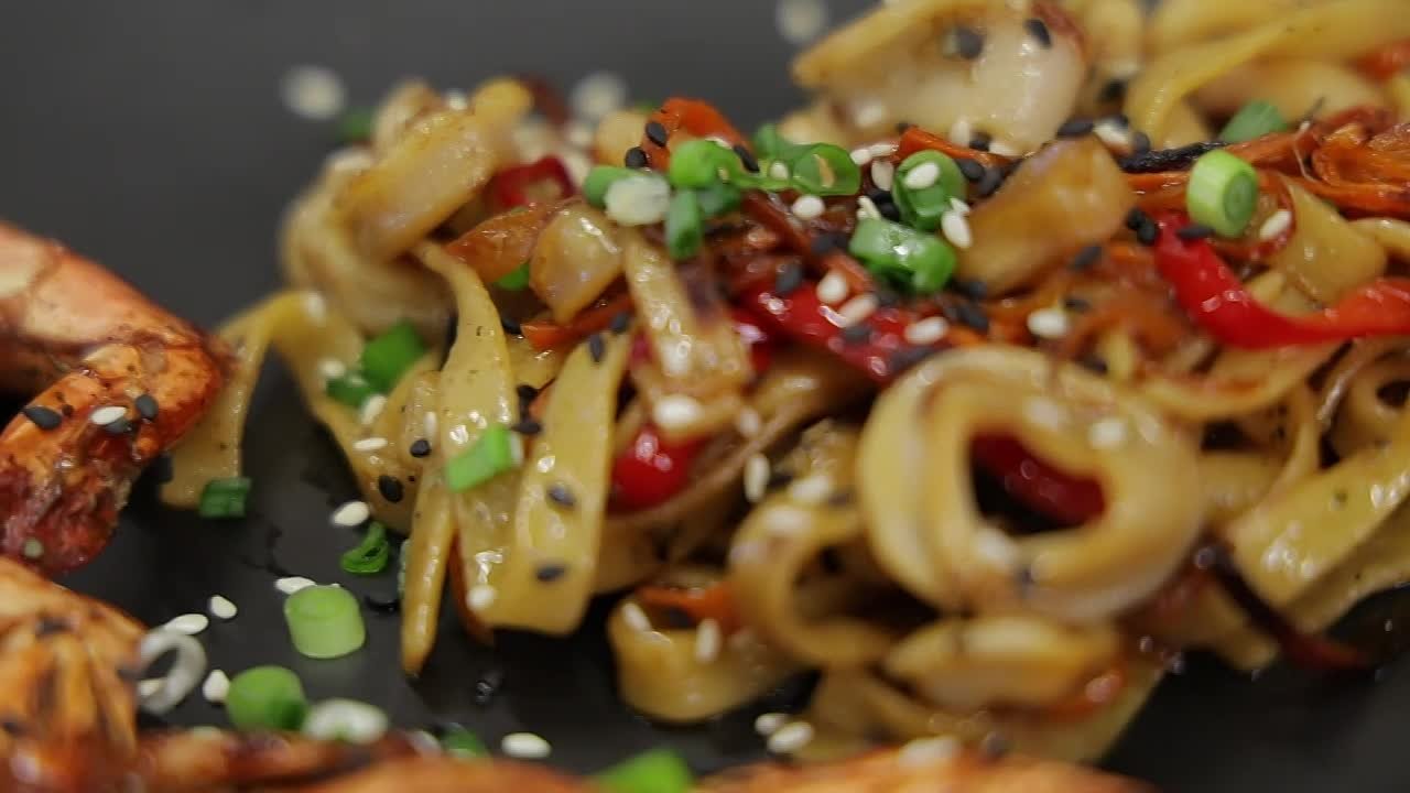 Пасхальные скидки на тигровых креветок и кальмаров завтра стартуют в столичном магазине «Акватир»