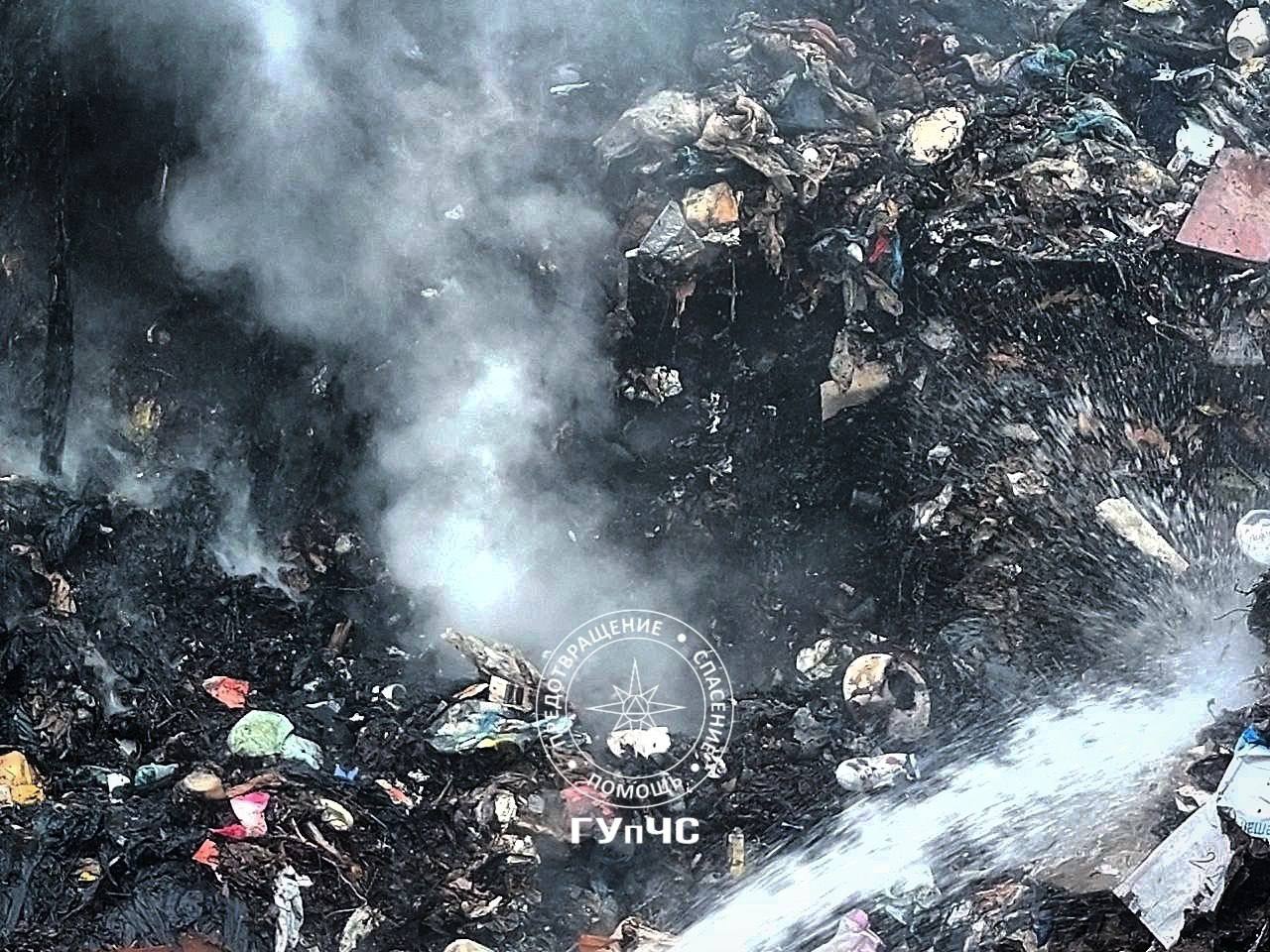 На фото григориопольские огнеборцы тушат свалку в Малаештах На фото григориопольские огнеборцы тушат свалку в Малаештах