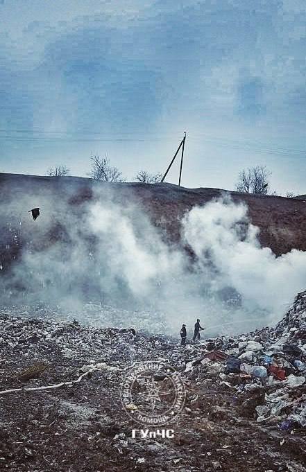 На фото григориопольские огнеборцы тушат свалку в Малаештах На фото григориопольские огнеборцы тушат свалку в Малаештах