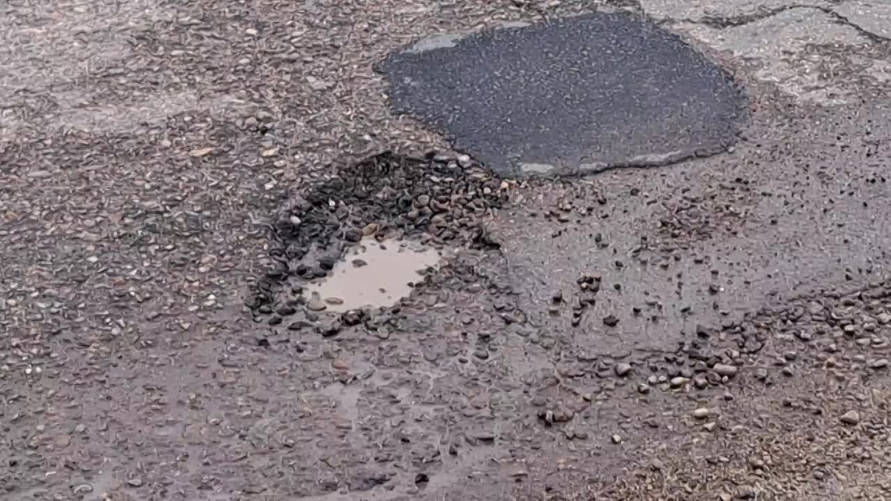Новые ямы появились на дорогах после дождей
