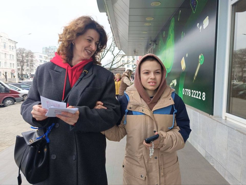 В Бендерах волонтёры раздают прохожим буклеты о центре «Аутгалактика», где помогают особенным детям развиваться и социализироваться В Бендерах волонтёры раздают прохожим буклеты о центре «Аутгалактика», где помогают особенным детям развиваться и социализироваться