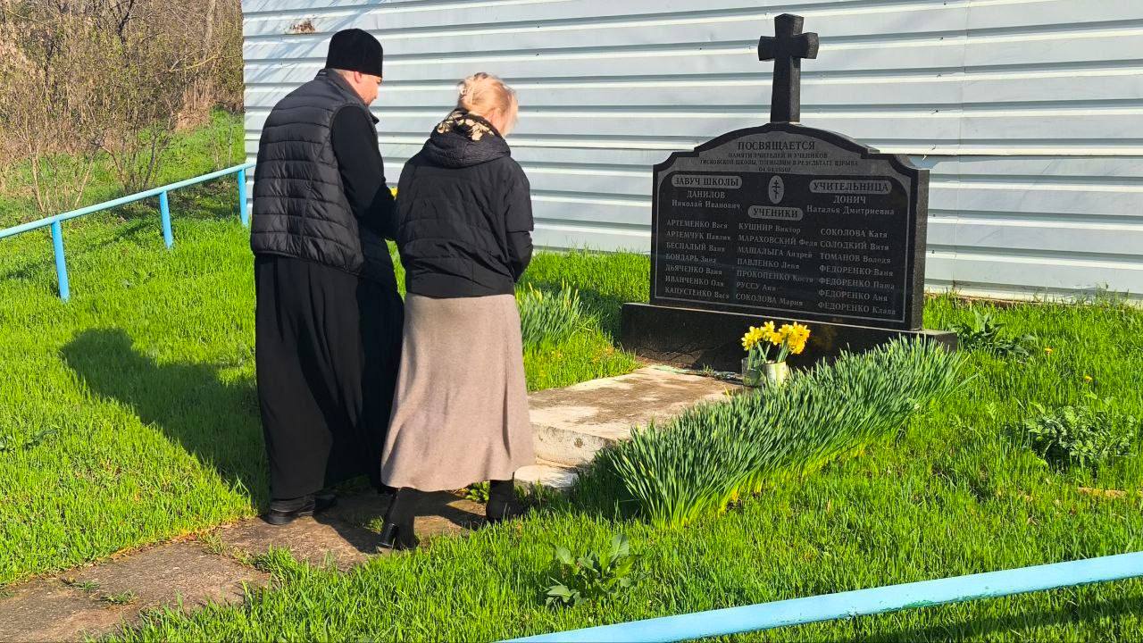 Сегодня ученики 20-й школы вместе с сельчанами собрались у обелиска, чтобы почтить память погибших в трагедии 1950 года