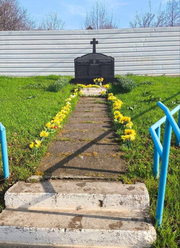 Сегодня ученики 20-й школы вместе с сельчанами собрались у обелиска, чтобы почтить память погибших в трагедии 1950 года Сегодня ученики 20-й школы вместе с сельчанами собрались у обелиска, чтобы почтить память погибших в трагедии 1950 года