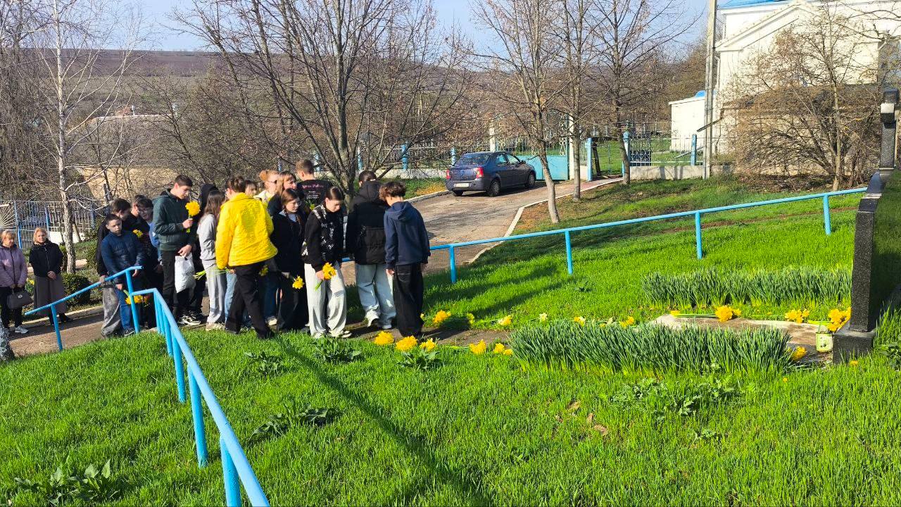 Сегодня ученики 20-й школы вместе с сельчанами собрались у обелиска, чтобы почтить память погибших в трагедии 1950 года Сегодня ученики 20-й школы вместе с сельчанами собрались у обелиска, чтобы почтить память погибших в трагедии 1950 года