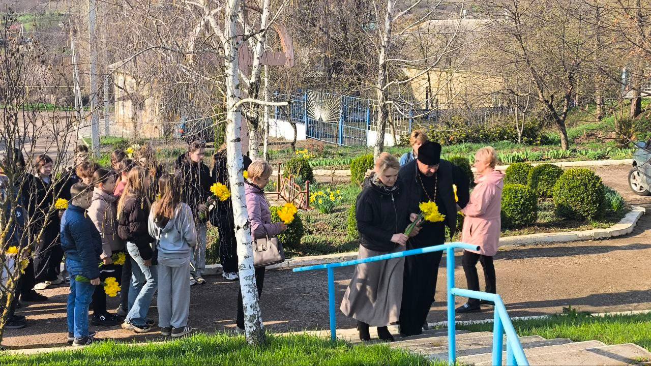 Сегодня ученики 20-й школы вместе с сельчанами собрались у обелиска, чтобы почтить память погибших в трагедии 1950 года Сегодня ученики 20-й школы вместе с сельчанами собрались у обелиска, чтобы почтить память погибших в трагедии 1950 года