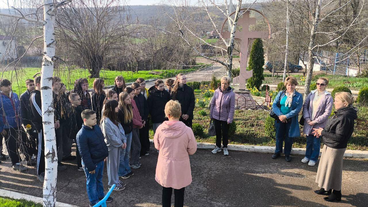 Сегодня ученики 20-й школы вместе с сельчанами собрались у обелиска, чтобы почтить память погибших в трагедии 1950 года Сегодня ученики 20-й школы вместе с сельчанами собрались у обелиска, чтобы почтить память погибших в трагедии 1950 года