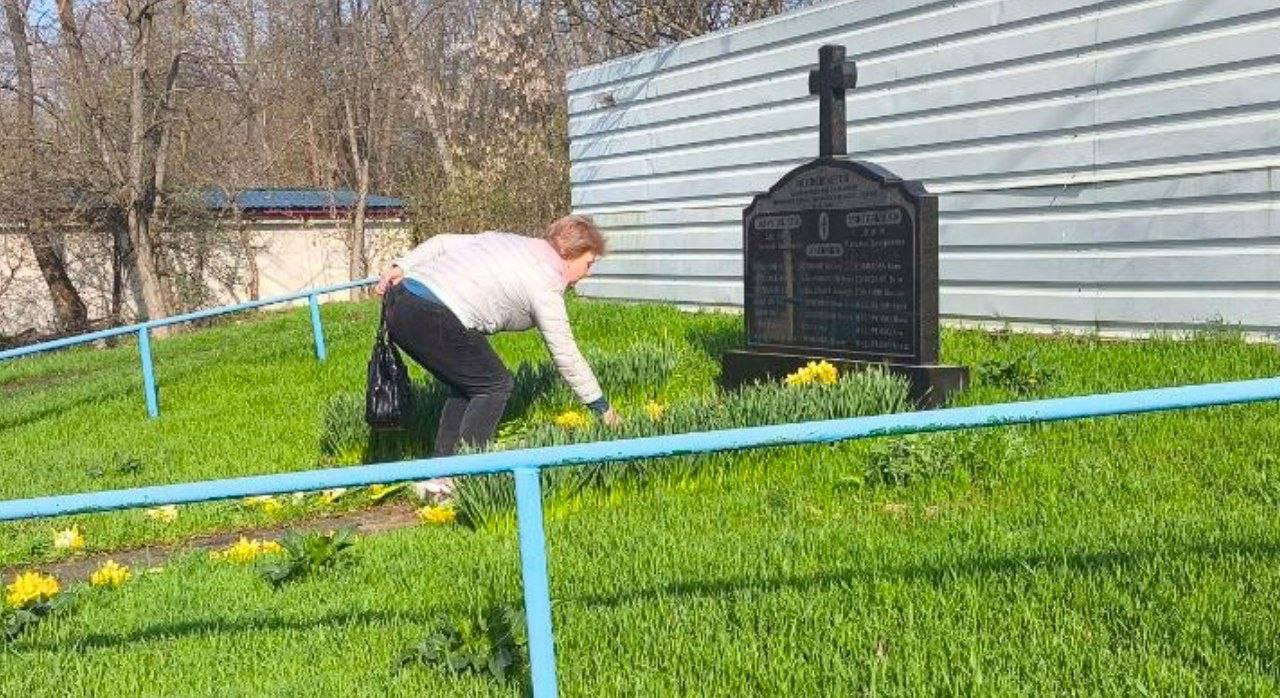 Сегодня ученики 20-й школы вместе с сельчанами собрались у обелиска, чтобы почтить память погибших в трагедии 1950 года Сегодня ученики 20-й школы вместе с сельчанами собрались у обелиска, чтобы почтить память погибших в трагедии 1950 года