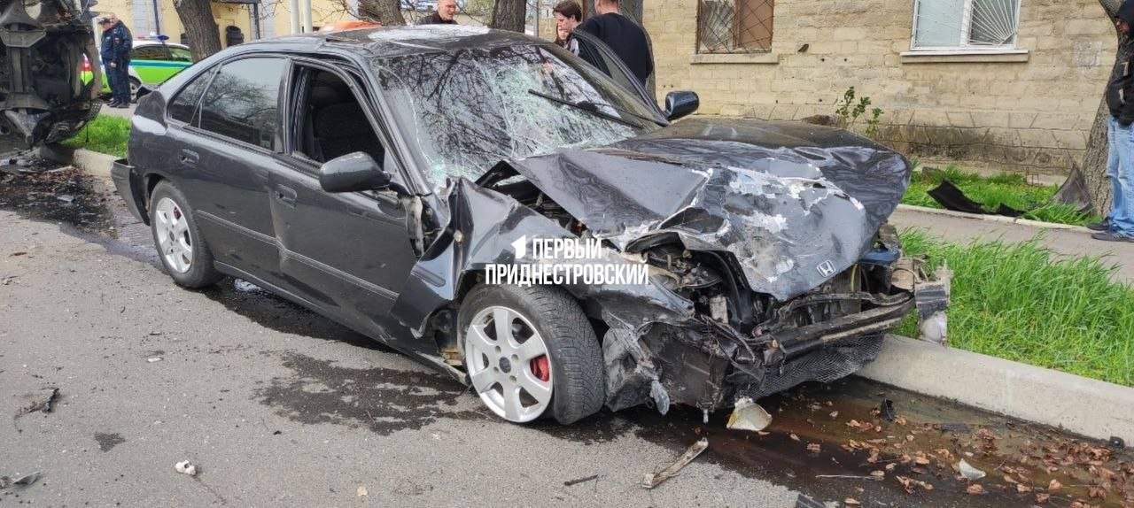 Как нам рассказали в ГАИ, маршрутка №8 проехала на красный – в это время на зелёный двигалась «Хонда» Как нам рассказали в ГАИ, маршрутка №8 проехала на красный – в это время на зелёный двигалась «Хонда»