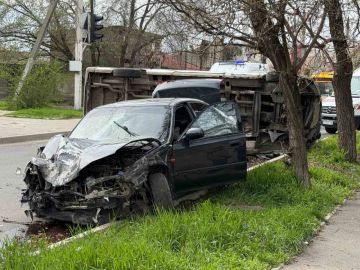 Сильно помятая «Хонда» стоит за маршруткой