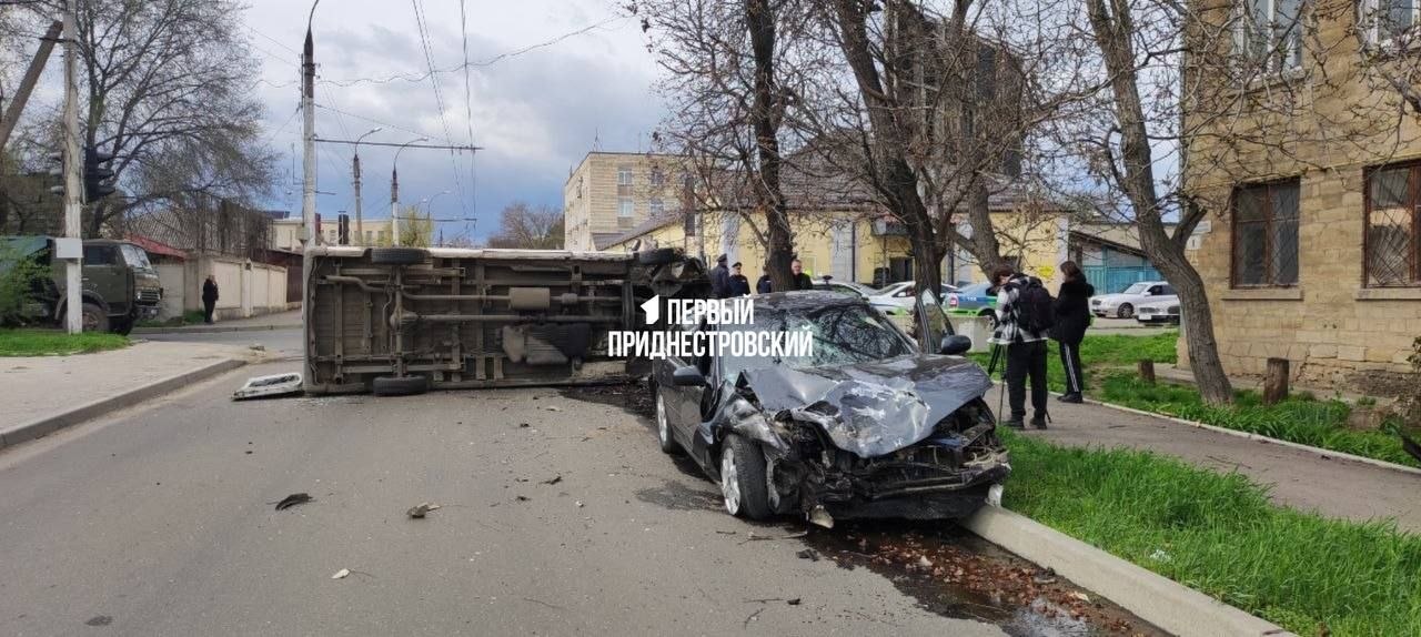 Как нам рассказали в ГАИ, маршрутка №8 проехала на красный – в это время на зелёный двигалась «Хонда» Как нам рассказали в ГАИ, маршрутка №8 проехала на красный – в это время на зелёный двигалась «Хонда»