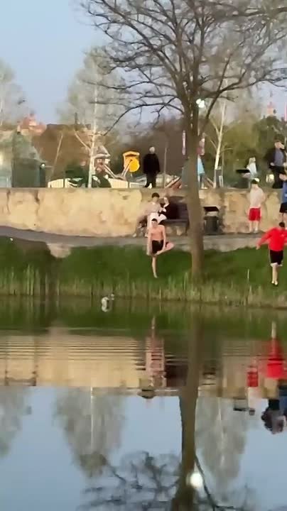 Футболисты из Екатерининского парка во второй тайме перешли на водное поло и открыли купальный сезон