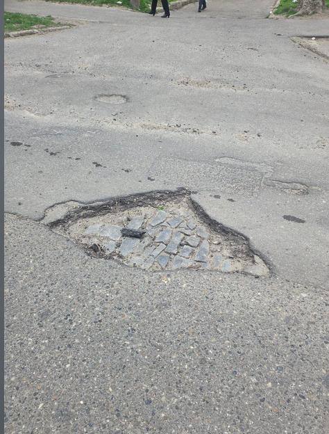 Обращение к ответственным службам: состояние дорожного покрытия по ул. Манойлова неудовлетворительное, многочисленные ямы затрудняют движение и опасны