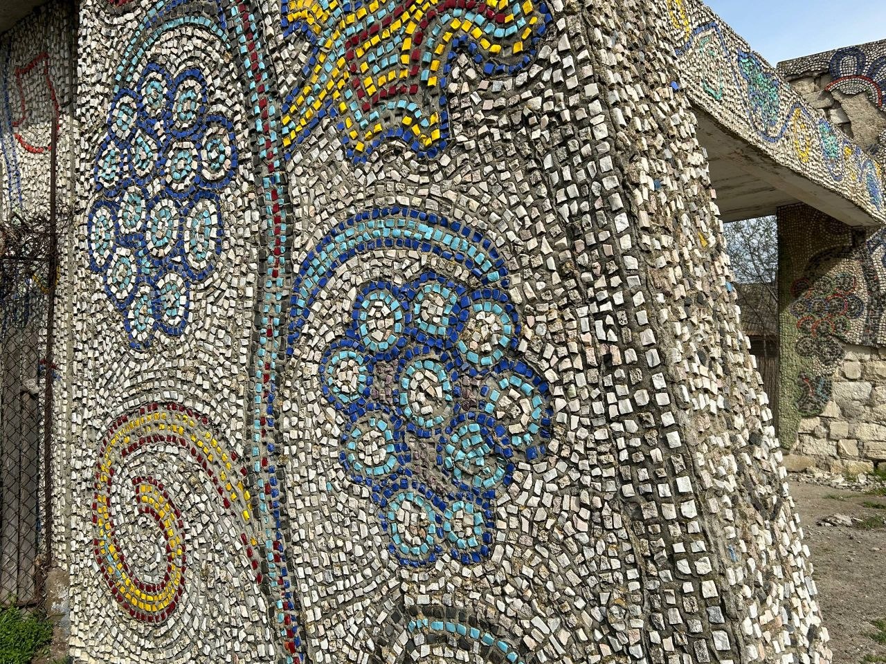 В селе Коротное отреставрируют остановку с исторической мозаикой, построенную в 1970-х годах В селе Коротное отреставрируют остановку с исторической мозаикой, построенную в 1970-х годах