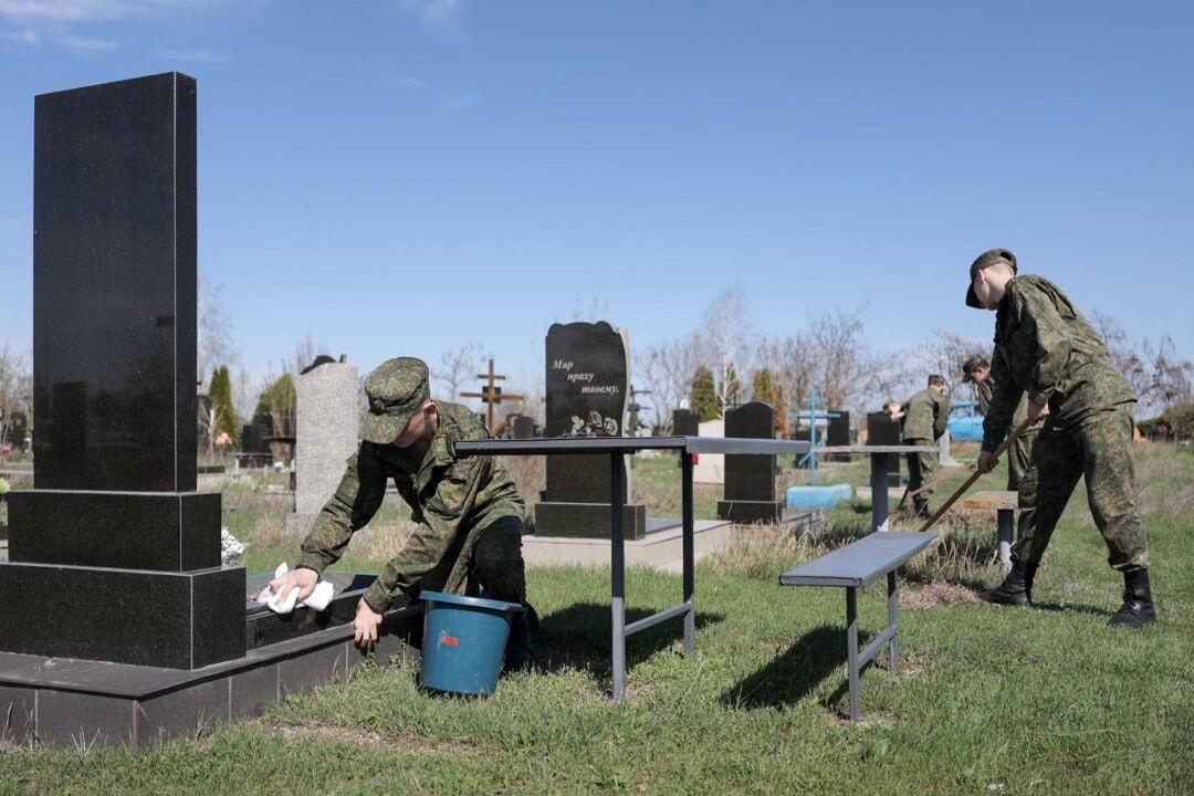 Суворовцы к поминальным дням привели в порядок захоронения ветеранов на столичном кладбище Суворовцы к поминальным дням привели в порядок захоронения ветеранов на столичном кладбище