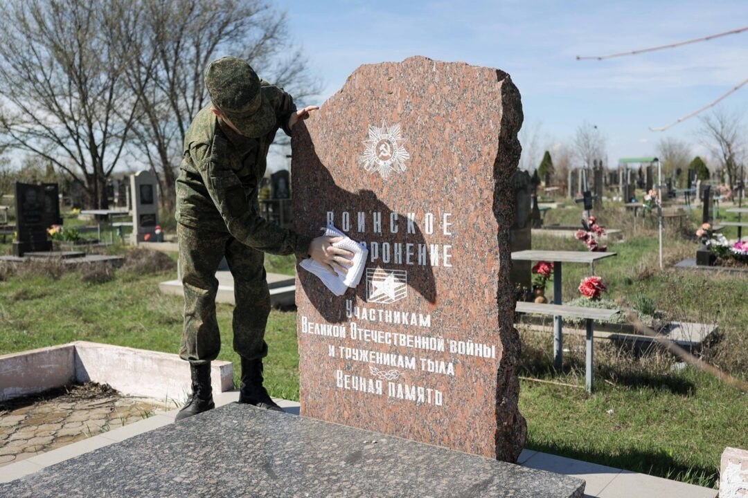 Суворовцы к поминальным дням привели в порядок захоронения ветеранов на столичном кладбище