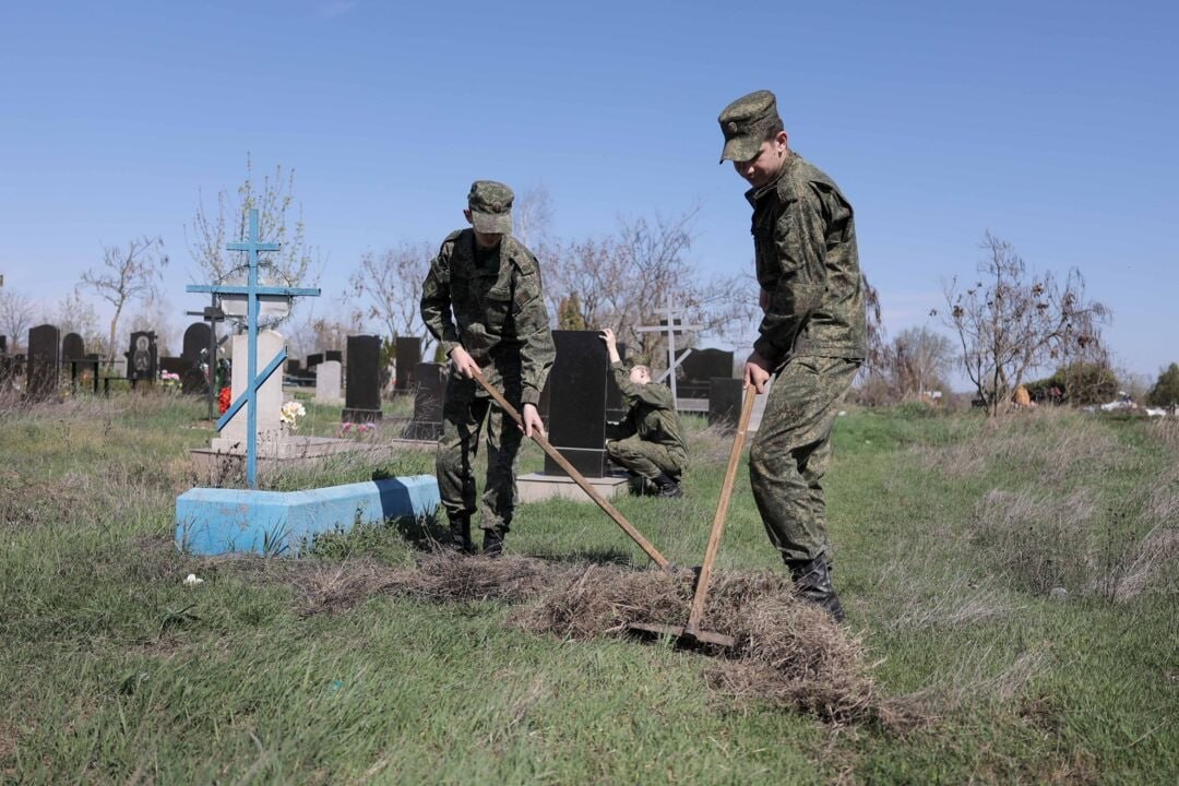 Суворовцы к поминальным дням привели в порядок захоронения ветеранов на столичном кладбище Суворовцы к поминальным дням привели в порядок захоронения ветеранов на столичном кладбище