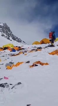 Альпинисты превратили Эверест в помойку — на высоте 8000 метров зафиксировали горы мусора и 8 тонн фекалий