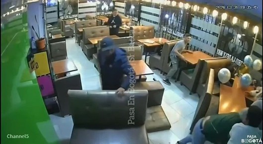 В Колумбии грабитель залетел в кафе, чтобы ограбить посетителей, но что-то пошло не по плану