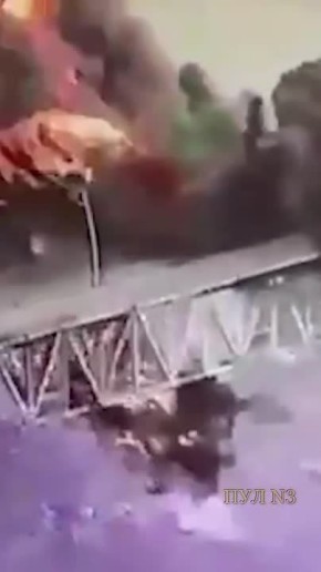 Огненный шар поднялся над мостом через Панамский канал – при взрыве топливных цистерн погиб человек: