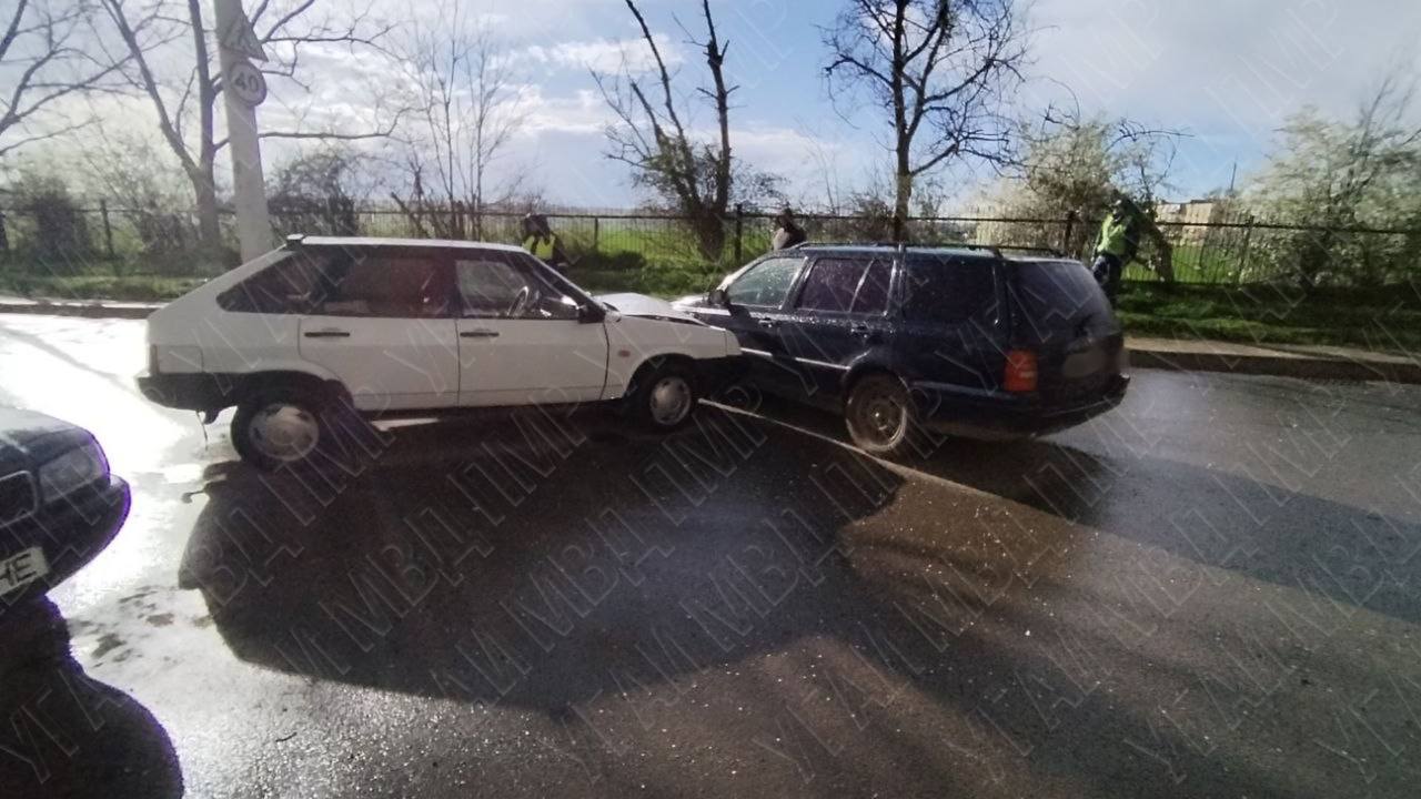 В автомобильной аварии в Бендерах пострадали дети – они находились в салоне «Фольксвагена», который столкнулся с ВАЗом