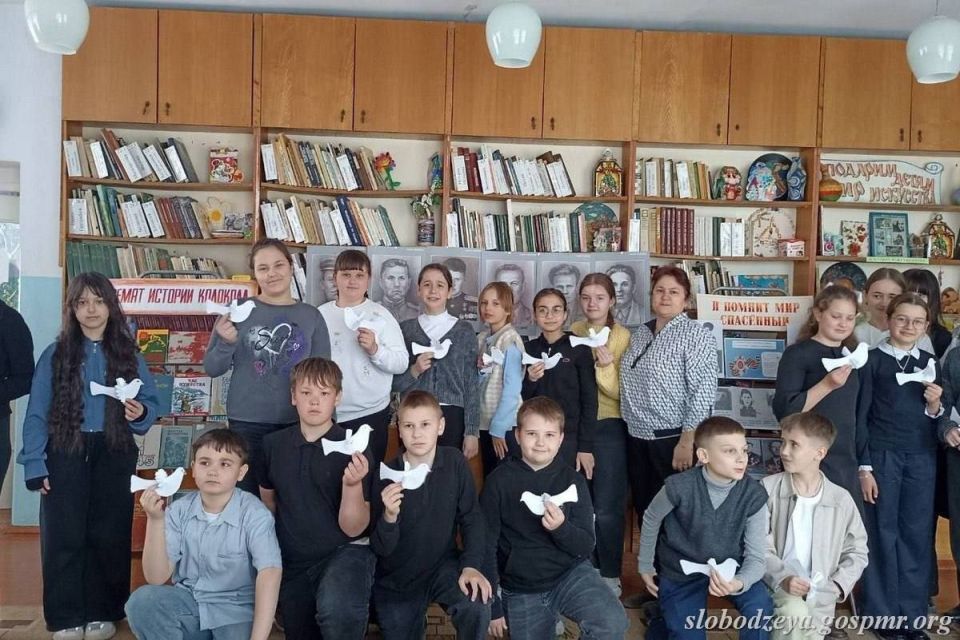 В Центральной Слободзейской библиотеке прошёл час истории «Прошли года, но люди не забыты» В Центральной Слободзейской библиотеке прошёл час истории «Прошли года, но люди не забыты»