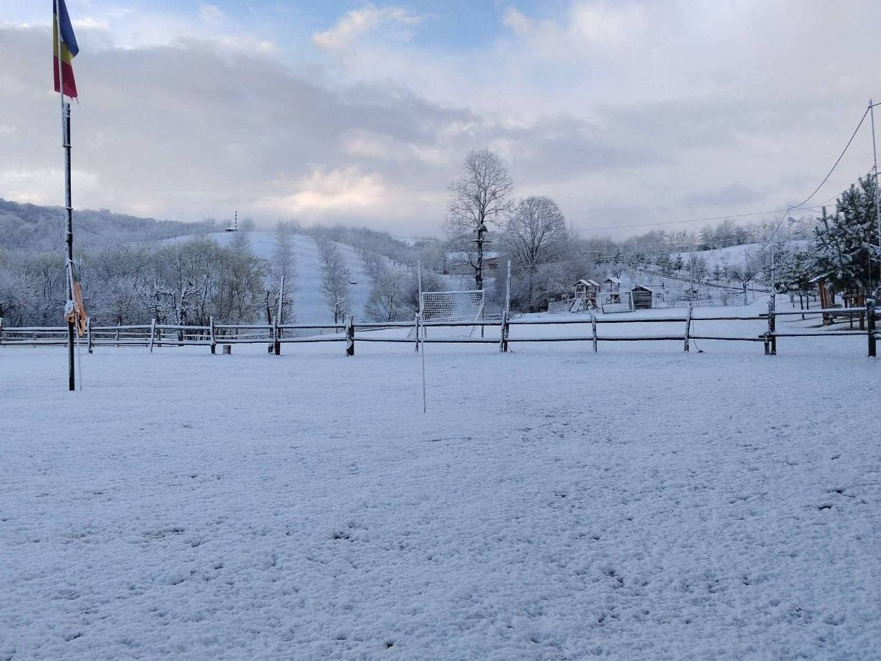 Пока мы удивлялись граду, Румынию сегодня буквально занесло снегом Пока мы удивлялись граду, Румынию сегодня буквально занесло снегом