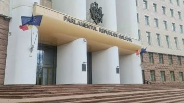 Табличка на русском языке демонтирована у входа в парламент Молдовы