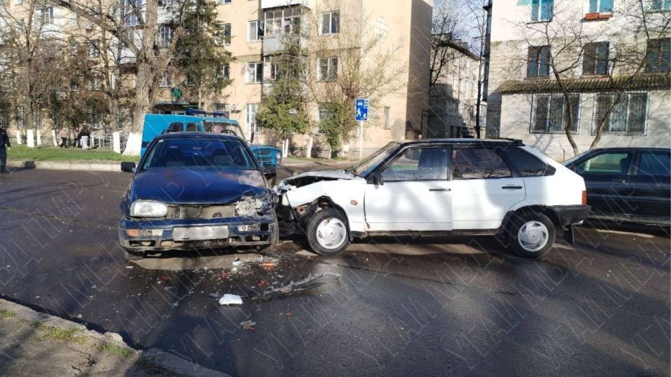 В автомобильной аварии в Бендерах пострадали дети – они находились в салоне «Фольксвагена», который столкнулся с ВАЗом В автомобильной аварии в Бендерах пострадали дети – они находились в салоне «Фольксвагена», который столкнулся с ВАЗом