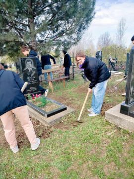 Школьный отряд «Волонтёров Победы» Дубоссарской школы № 2 привёл в порядок 24 захоронения ветеранов на Аллее Славы: убрали траву и листву, подстригли кустарники, покрасили памятник