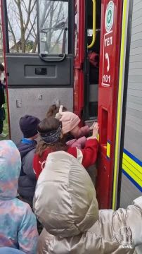 «Я хочу тоже!», «А можно я?», «Какая классная машина!» — сегодня в детском саду №54 слышались восторженные крики малышей