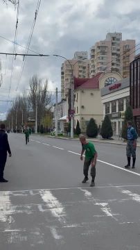 Военнослужащие Минобороны в эстафете бегут первыми