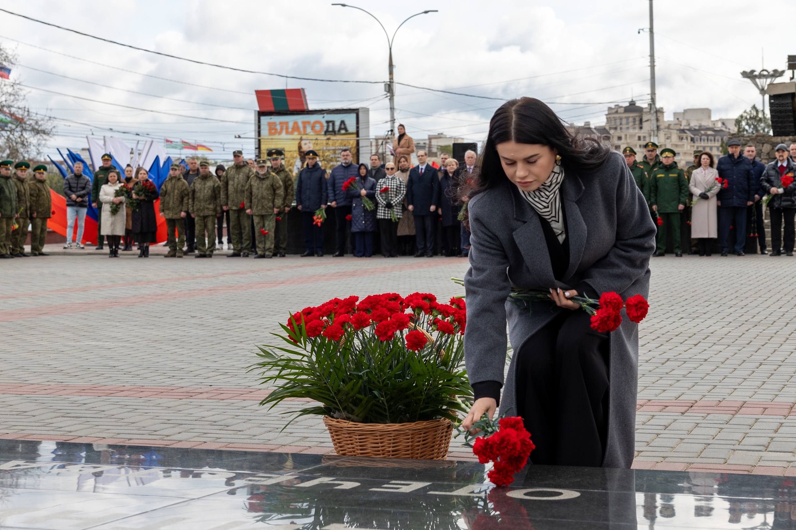 Цветы к Вечному огню в память о солдате-освободителе Цветы к Вечному огню в память о солдате-освободителе