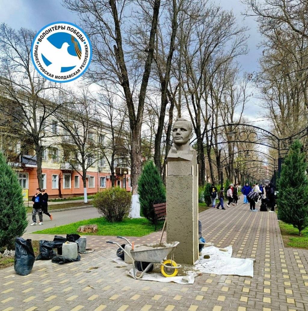 Памятник Юрию Гагарину в центре Тирасполя ремонтируют по просьбе «Волонтёров Победы»