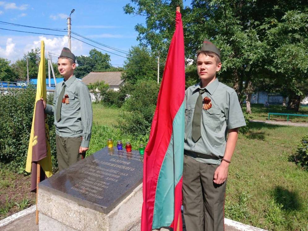 «Валерий Воздвиженский, телеоператор-журналист. Телерепортаж о Бендерской трагедии был не закончен… Здесь оборвалась его жизнь 19 июня 1992 года» – написано на памятной плите в Бендерах