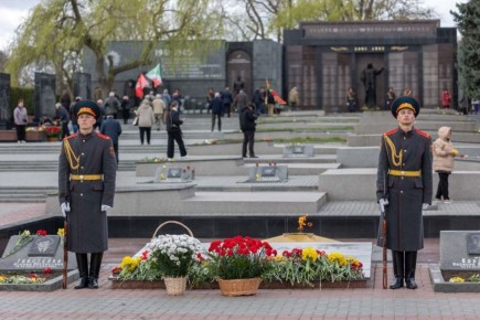 На столичном Мемориале Славы почтили память освободителей города от фашистских захватчиков