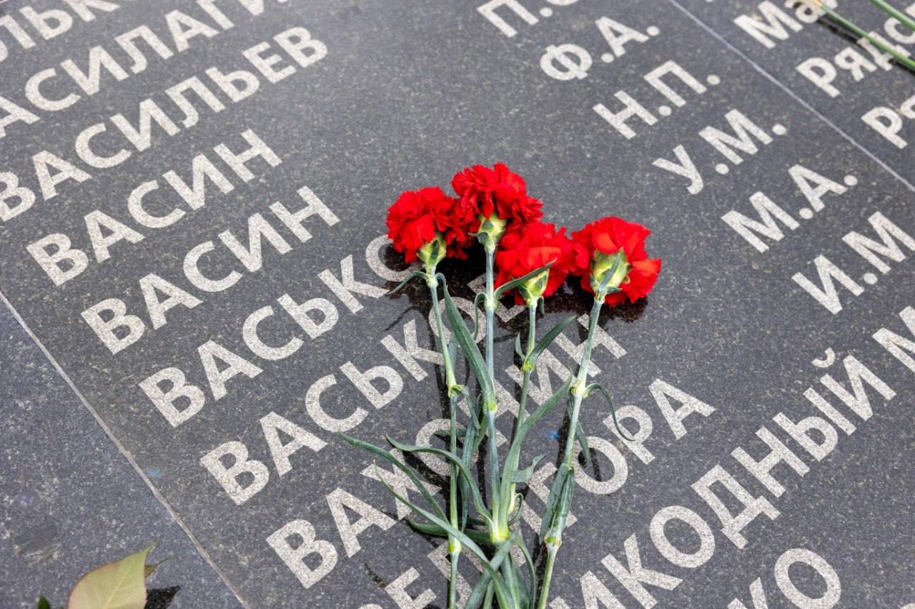 Цветы к Вечному огню в память о солдате-освободителе Цветы к Вечному огню в память о солдате-освободителе