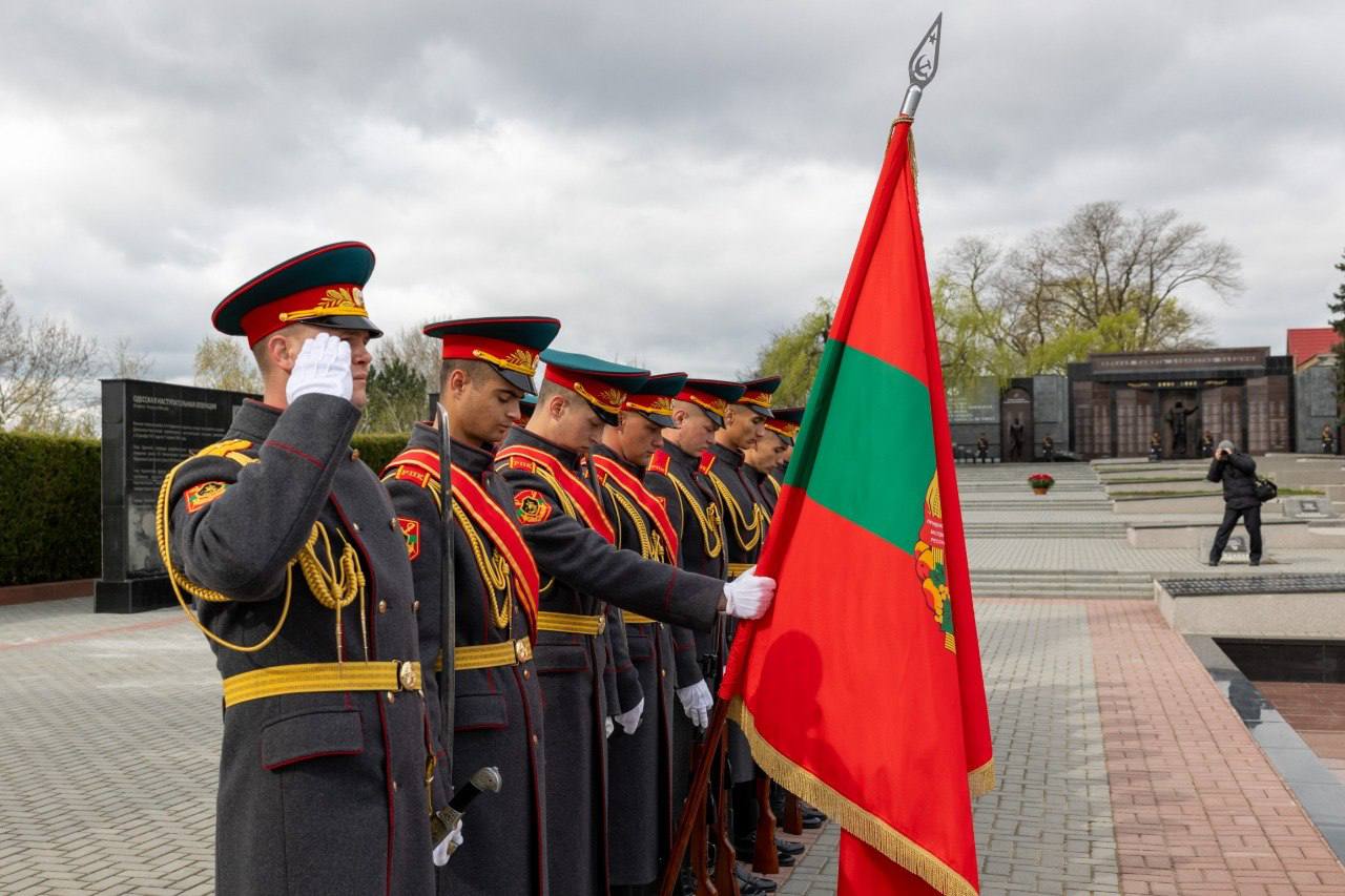 Цветы к Вечному огню в память о солдате-освободителе Цветы к Вечному огню в память о солдате-освободителе