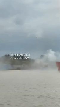 В сети публикуют видео момента удара по порту в Одесской области: дроны атаковали судно с топливом