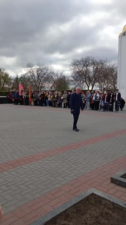 Цветы в память о погибших защитниках на Мемориал Славы возлагает заместитель председателя правительства Виталий Нягу