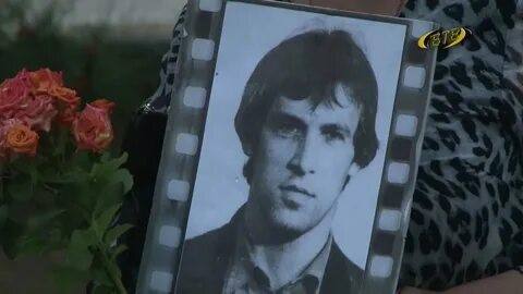 «Валерий Воздвиженский, телеоператор-журналист. Телерепортаж о Бендерской трагедии был не закончен… Здесь оборвалась его жизнь 19 июня 1992 года» – написано на памятной плите в Бендерах «Валерий Воздвиженский, телеоператор-журналист. Телерепортаж о Бендерской трагедии был не закончен… Здесь оборвалась его жизнь 19 июня 1992 года» – написано на памятной плите в Бендерах