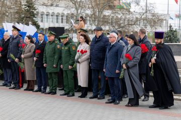 Цветы к Вечному огню в память о солдате-освободителе