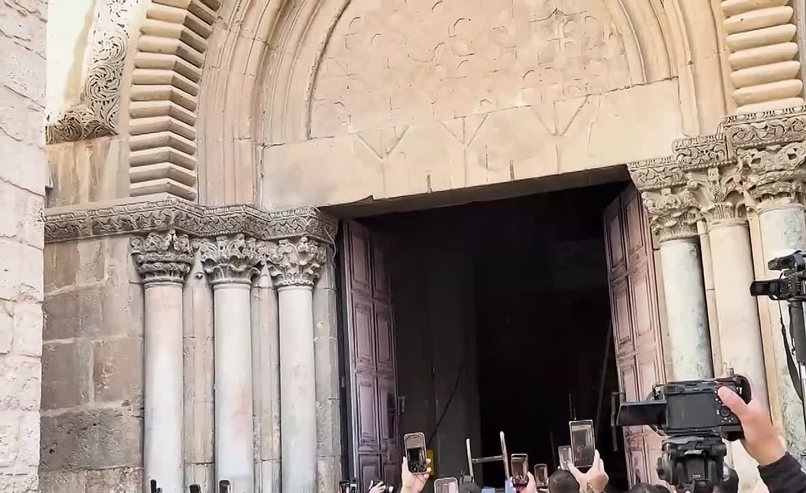 Врата храма Гроба Господня в Иерусалиме открыли для верующих перед схождением Благодатного огня