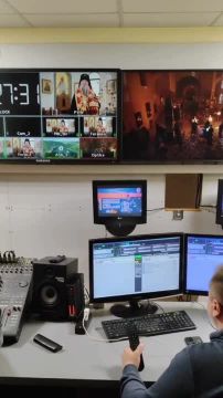 Пасхальную службу комментируют наша ведущая Ольга Гаврилова и священнослужитель Покровского храма Владимир Фенота