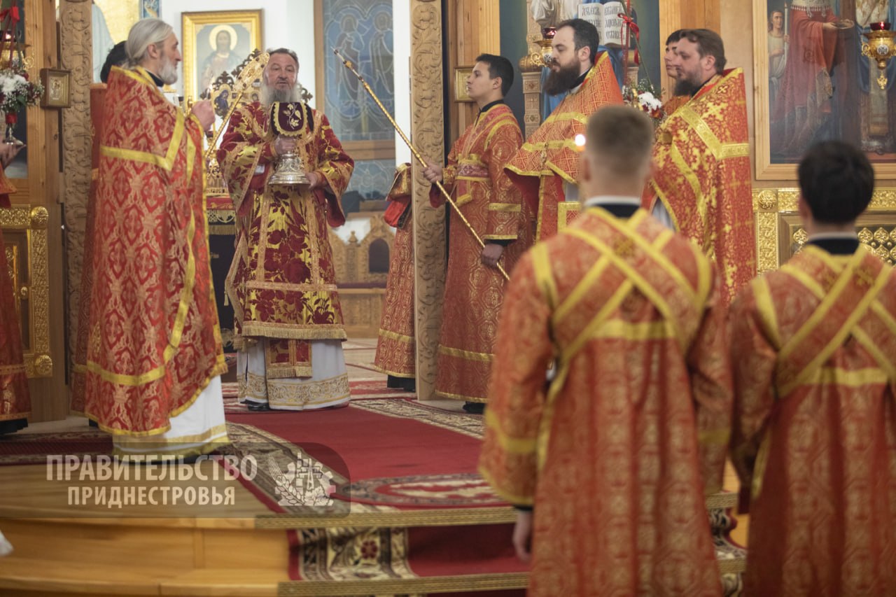 Премьер Александр Розенберг с супругой принял участие в пасхальном богослужении Премьер Александр Розенберг с супругой принял участие в пасхальном богослужении