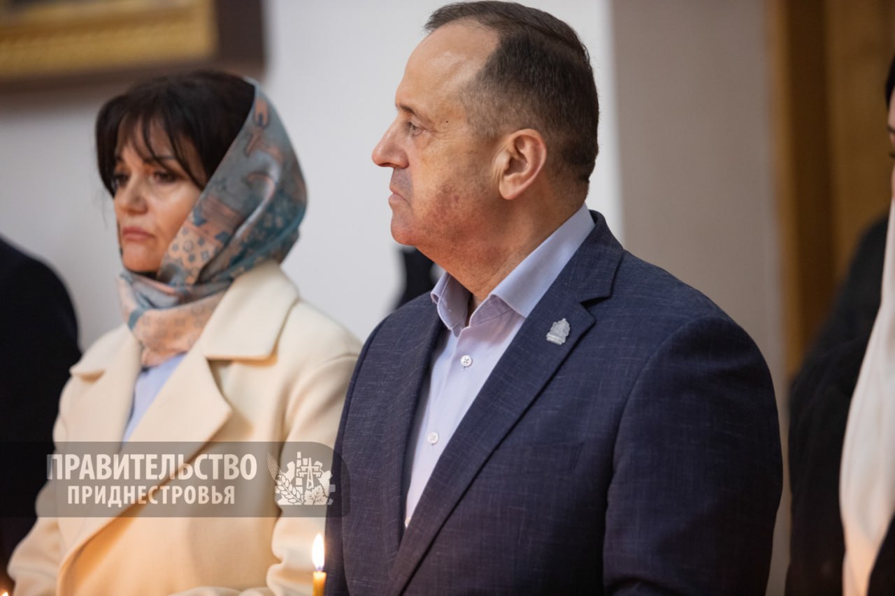 Премьер Александр Розенберг с супругой принял участие в пасхальном богослужении Премьер Александр Розенберг с супругой принял участие в пасхальном богослужении