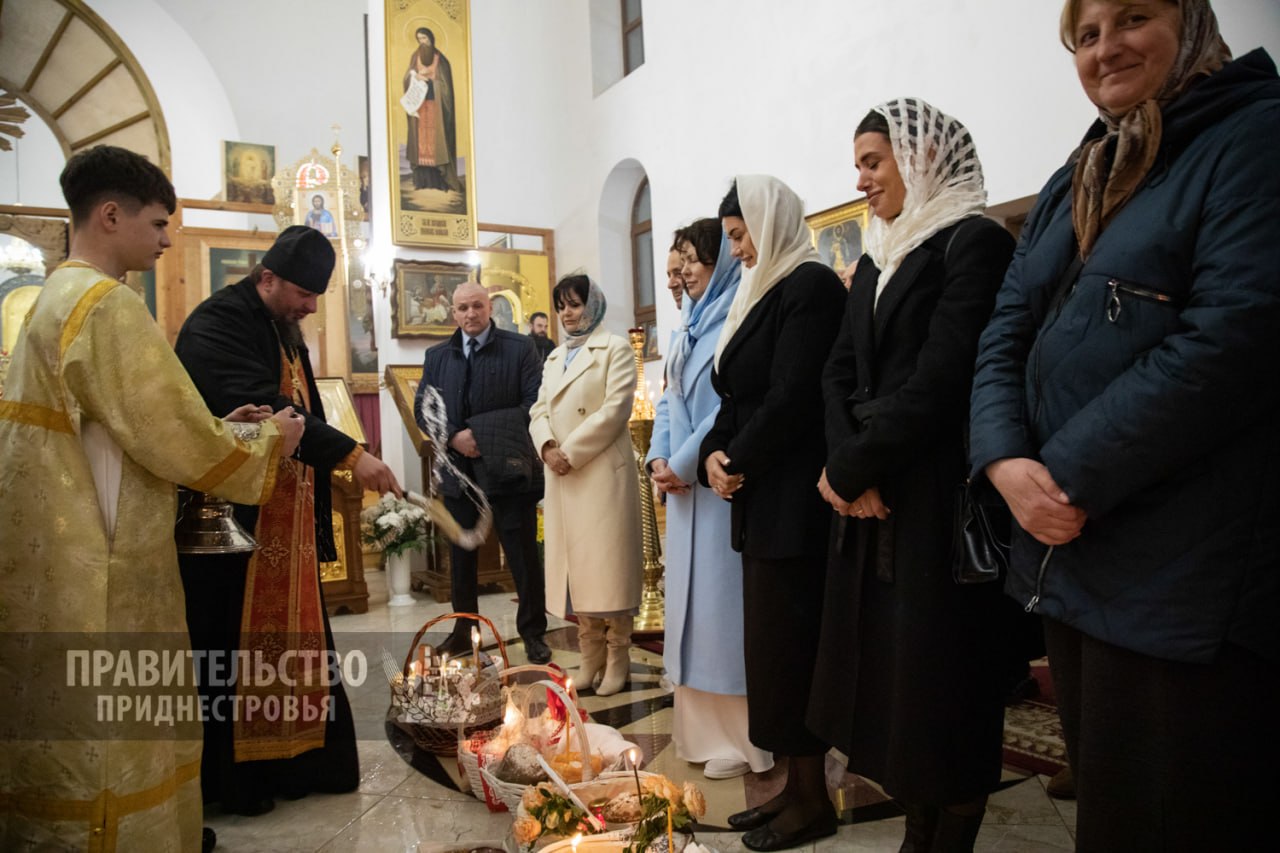 Премьер Александр Розенберг с супругой принял участие в пасхальном богослужении Премьер Александр Розенберг с супругой принял участие в пасхальном богослужении