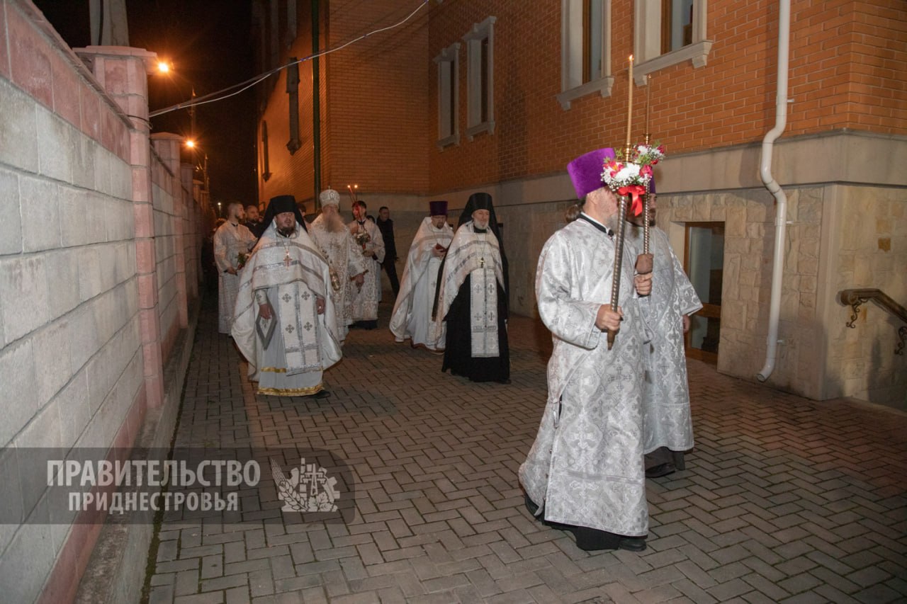 Премьер Александр Розенберг с супругой принял участие в пасхальном богослужении Премьер Александр Розенберг с супругой принял участие в пасхальном богослужении