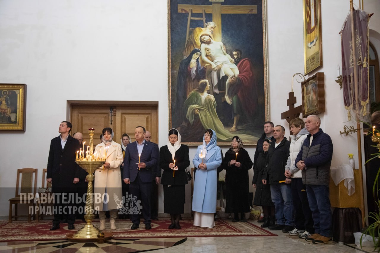 Премьер Александр Розенберг с супругой принял участие в пасхальном богослужении Премьер Александр Розенберг с супругой принял участие в пасхальном богослужении