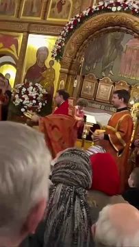 В сети вирусится видео, как священник от души окропил окатил прихожан святой водой